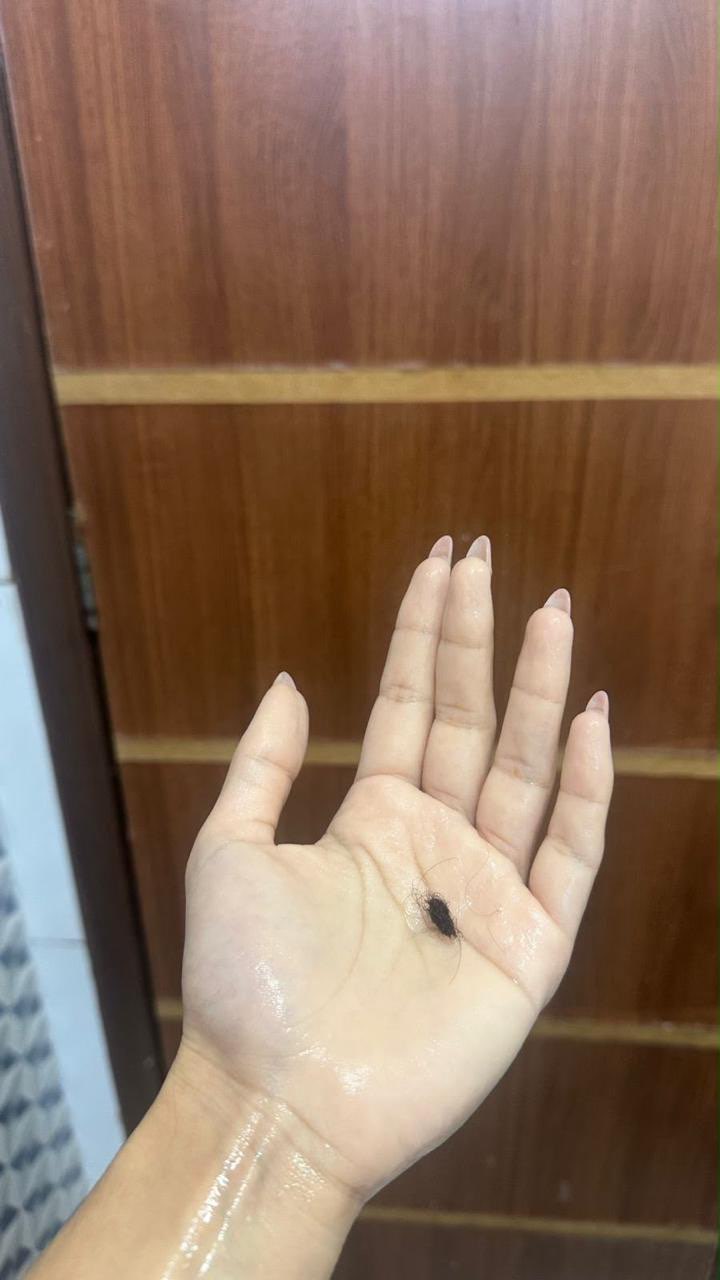 Depois: mão quase sem fios ao lavar o cabelo hoje