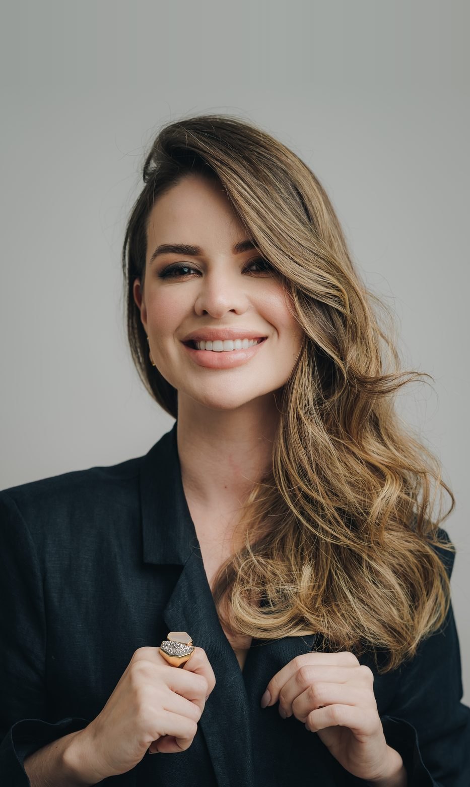 Dra. Mariana Pers em atendimento, médica com fellowship internacional em tricologia